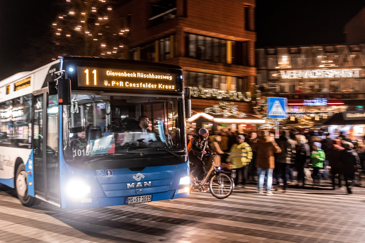 Kostenlos mit Bus und Bahn zum Weihnachtsmarkt – oder zu allen anderen Zielen im Stadtgebiet: Dieses Angebot macht die Stadt Münster an den Adventssamstagen.