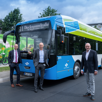 Auf Jungfernfahrt mit Münsters erstem elektrischen Gelenkbus (v. r.): Oberbürgermeister Markus Lewe und die Stadtwerke-Geschäftsführer Frank Gäfgen und Sebastian Jurczyk.