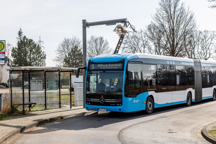 Ein neuer Elektrobus der Stadtwerke tankt Ökostrom an der Ladestation in Nienberge.