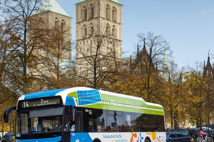 Die Buslinie 14 fährt am Domplatz in Münster vorbei.