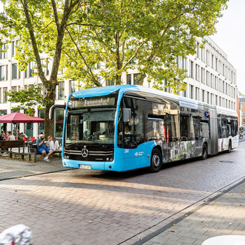 Elektrobus fährt über die Königsstraße.