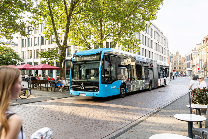 Elektrobus fährt über die Königsstraße.