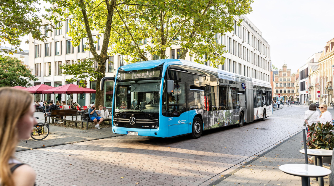 Ein Elektrobus fährt über die Königsstraße.