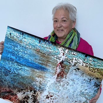 Eine Frau hällt ihr Kunstwerk in den Händen.