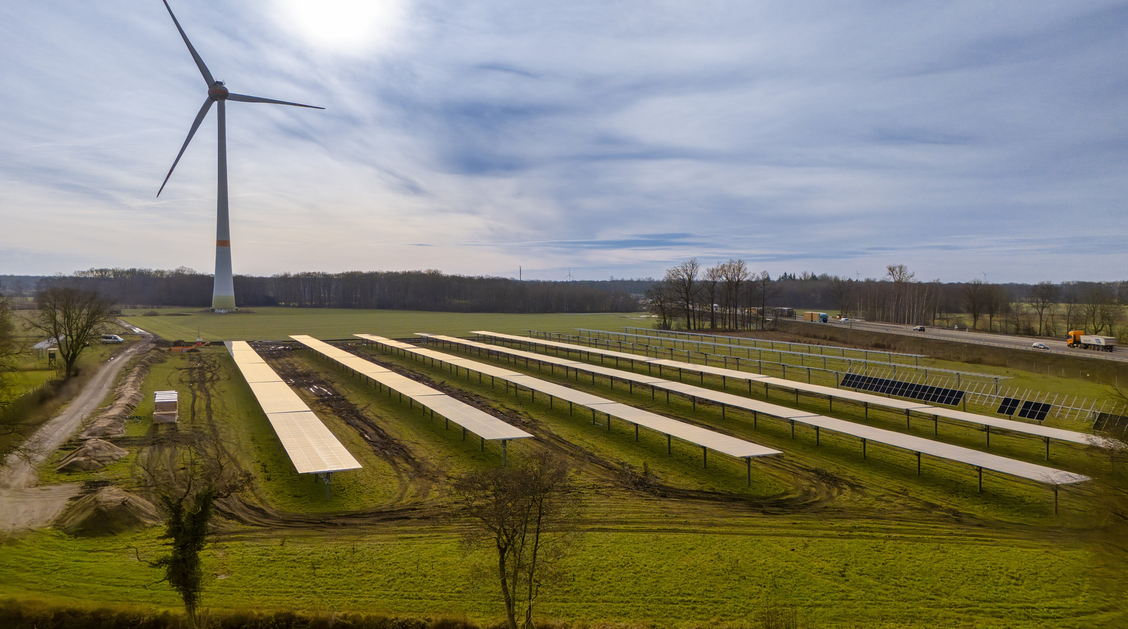 Agri-Solarpark vor Windrad