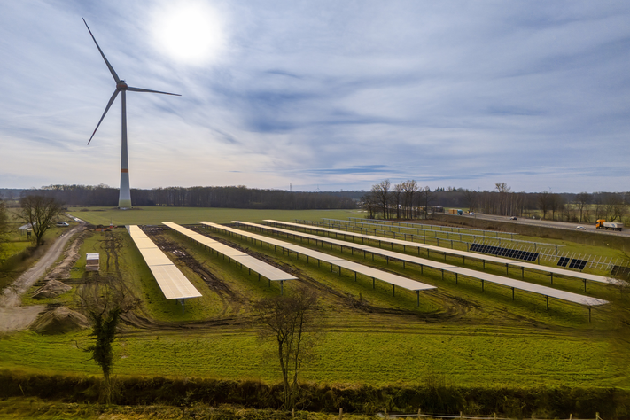 Agri-Solarpark vor Windrad