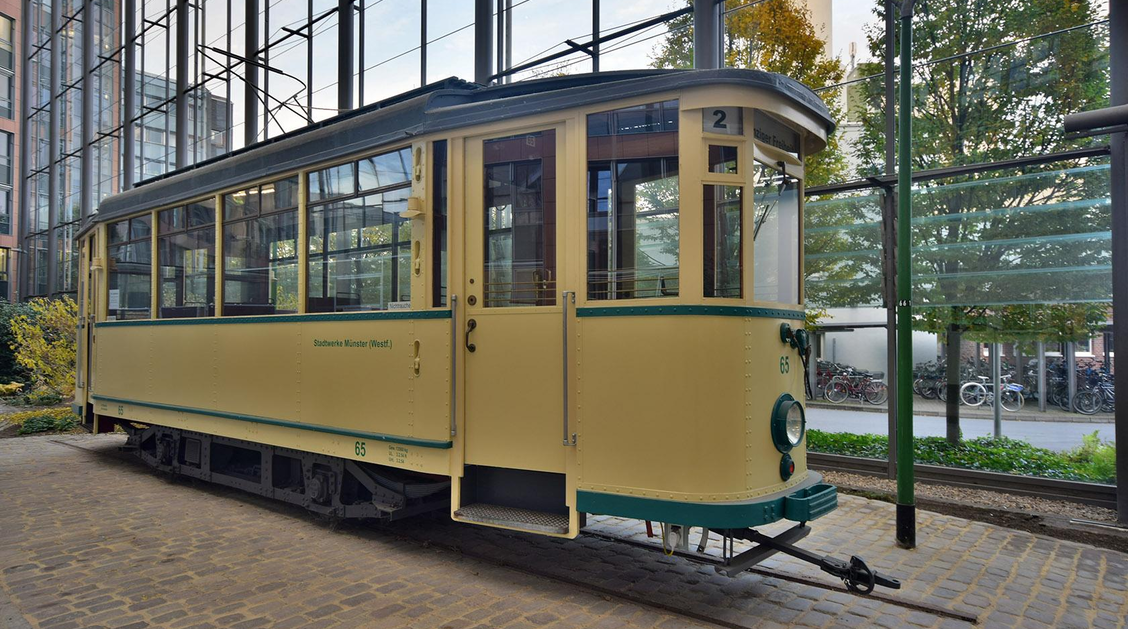 Ein historischer Straßenbahnwagen steht im Innenhof des Stadthauses 3
