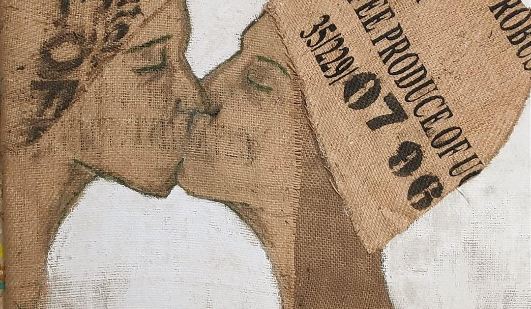 Zwei küssende Menschen, gestaltet aus Kaffeesäcken