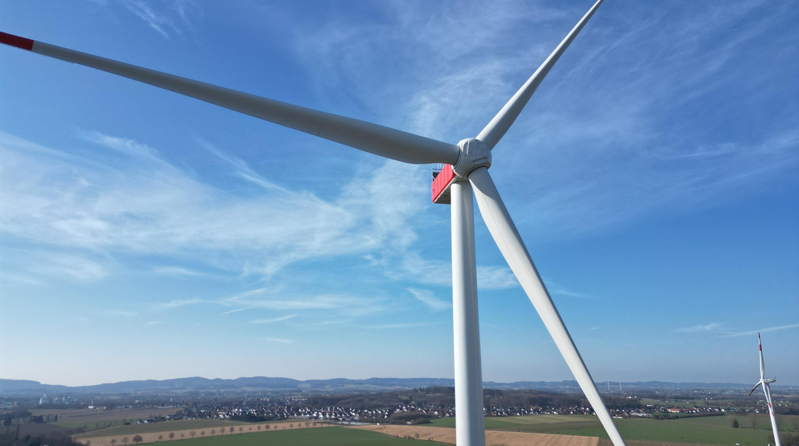 Windenergieanlage in Nahaufnahme in Lemgo