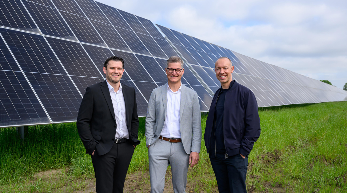 Professor Simon Lux, Oberbürgermeister Tilman Fuchs und Stadtwerke-Geschäftsführer Sebastian Jurczyk (v. l.) stehen vor den Modulen einer großen PV-Anlage