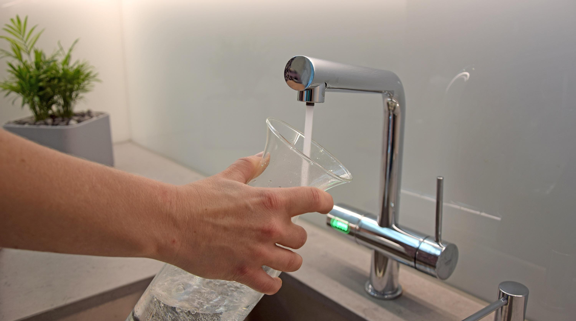 In Karaffe fließt Wasser