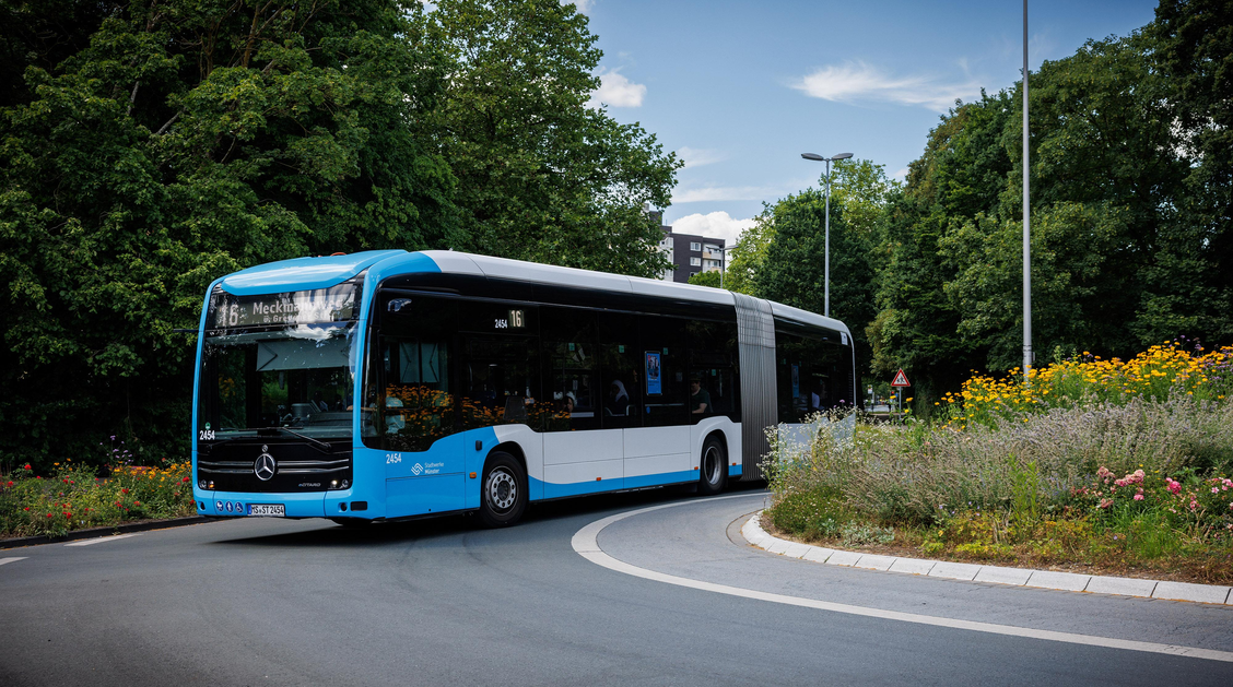 Ein Bus durchfährt einen Kreisverkehr