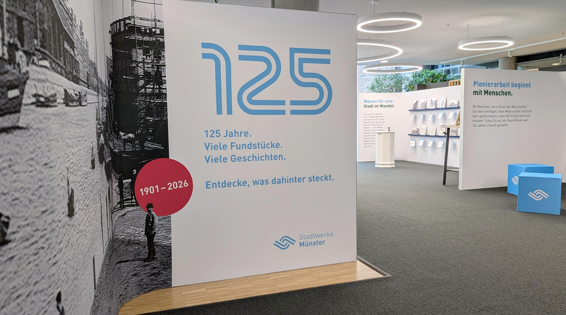 Links ein altes Foto vom Hafen, vorn der Eingang in die Ausstellung