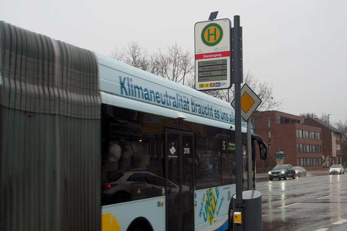 Auch an der Hammer Straße wie hier an der Haltestelle Düesbergweg sind bereits neue Anzeigen installiert.