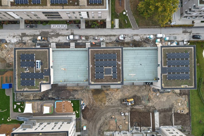 Luftansicht eines Mehrfamiliengebäudes mit Solaranlage.
