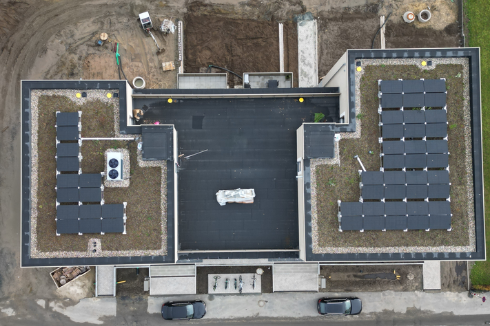 Luftansicht eines Mehrfamiliengebäudes mit Solaranlage.