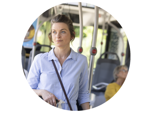 Eine Frau in hellblauer Bluse steht im Bus.
