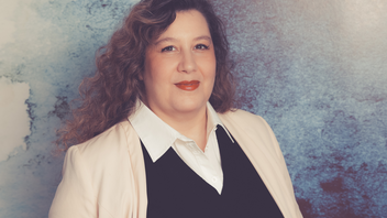 Ailleen Vallina steht schaut freundlich in die Kamera.