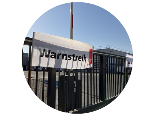 Vor dem Eingangstor zum Verkehrsbetrieb der Stadtwerke Münster stehen ver.di Fahnen, die zum Warnstreik aufrufen.