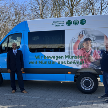 Luckie Ottar und Holger von Staden stehen vor dem Servicemobil Mobilität.