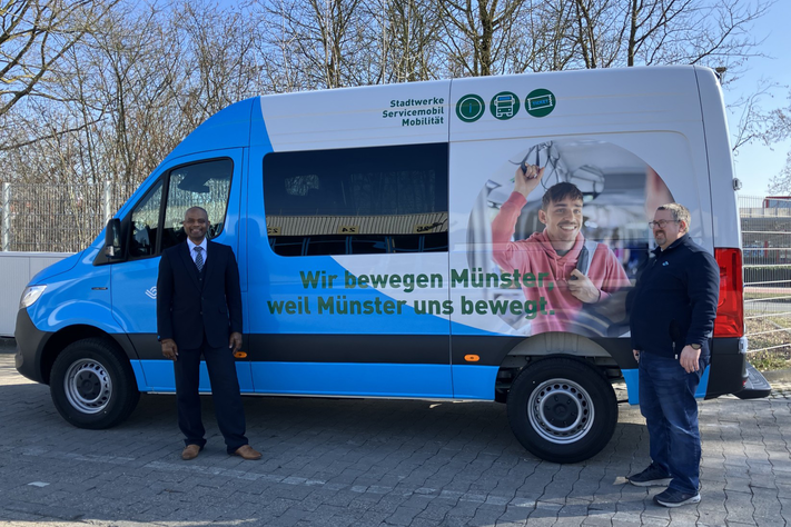Luckie Ottar und Holger von Staden stehen vor dem Servicemobil Mobilität.