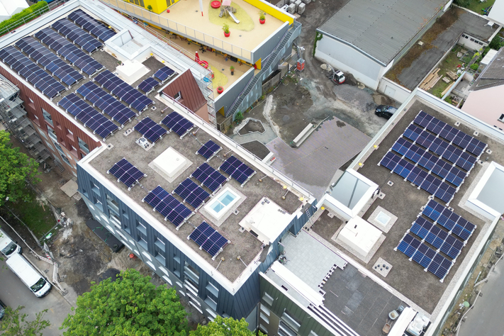 Luftansicht eines Mehrfamiliengebäudes mit Solaranlage in der Hermannstraße.