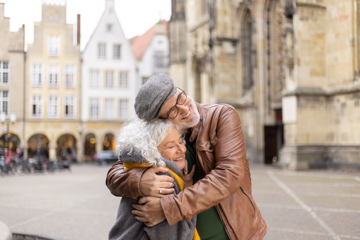 Paar umarmt sich vor der Lambertikirche in Münster
