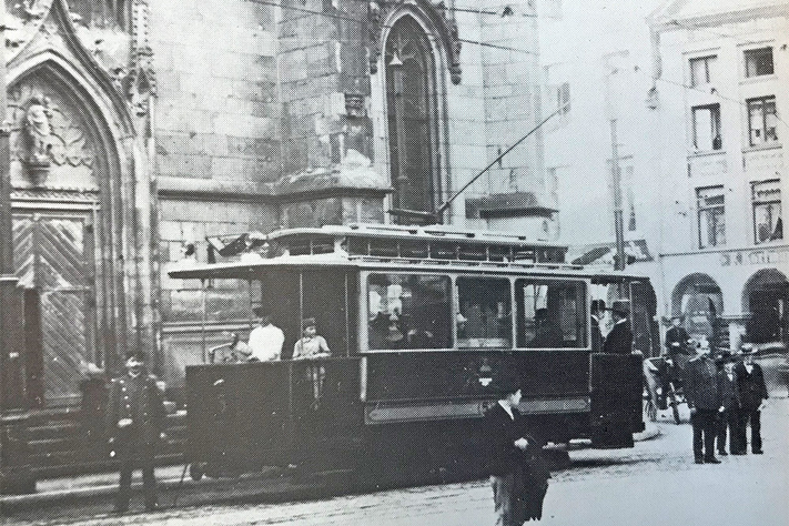 Ein historisches Foto von 1901 einer Straßenbahn an der Lambertikirche in Münster