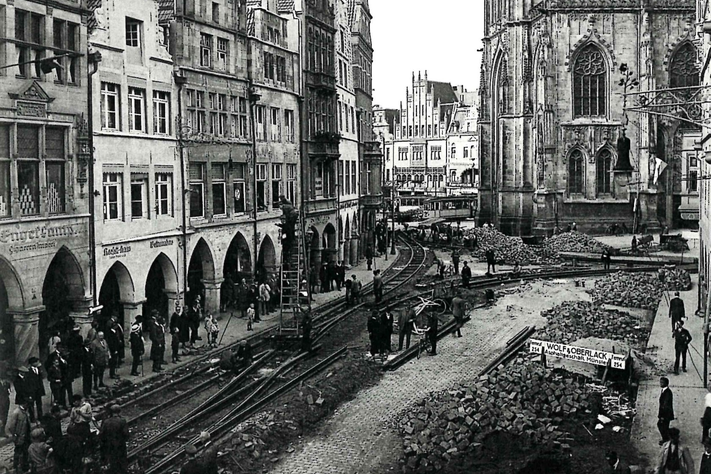 Historisches Foto auf dem der zweigleisige Ausbau auf dem Prinzipalmarkt aus dem Jahr 1927 zu sehen ist