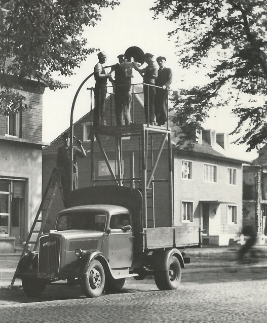 Wartung der Straßenbeleuchtung 1953