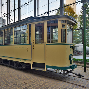 Ein historischer Straßenbahnwagen steht im Innenhof des Stadthauses 3