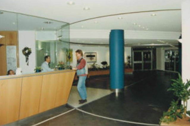 Ein Gebäude-Eingang mit Pfötnerkabine