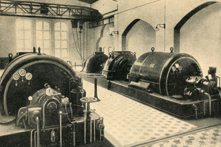 Zwei Dampfturbinen in einer alten Aufnahme von 1910