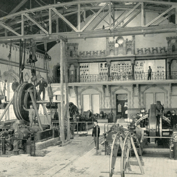 Eine große Kraftwerkshalle mit zwei Gasmaschinen in alter Aufnahme aus 1901