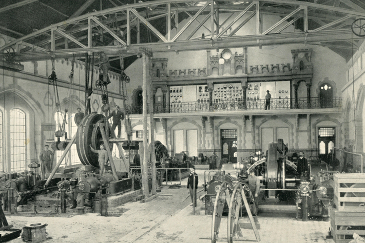 Eine große Kraftwerkshalle mit zwei Gasmaschinen in alter Aufnahme aus 1901