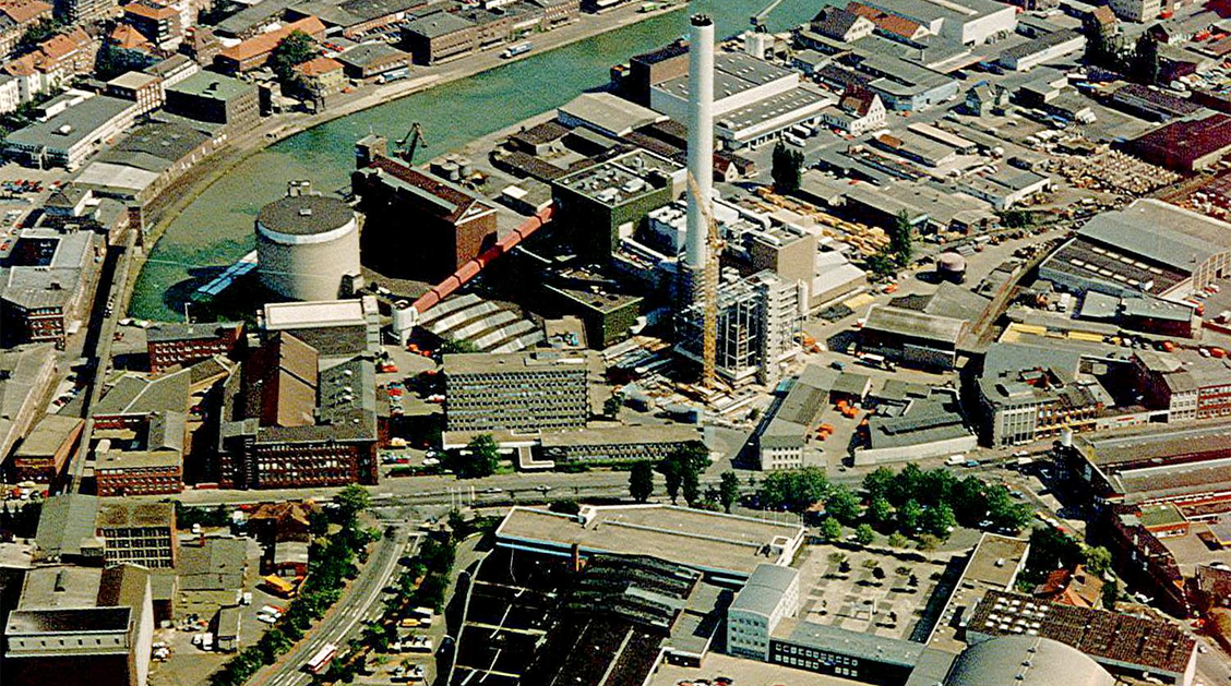 Ein Luftbild des Hafens Münster mit verschiedenen Industriebauten im Zentrum