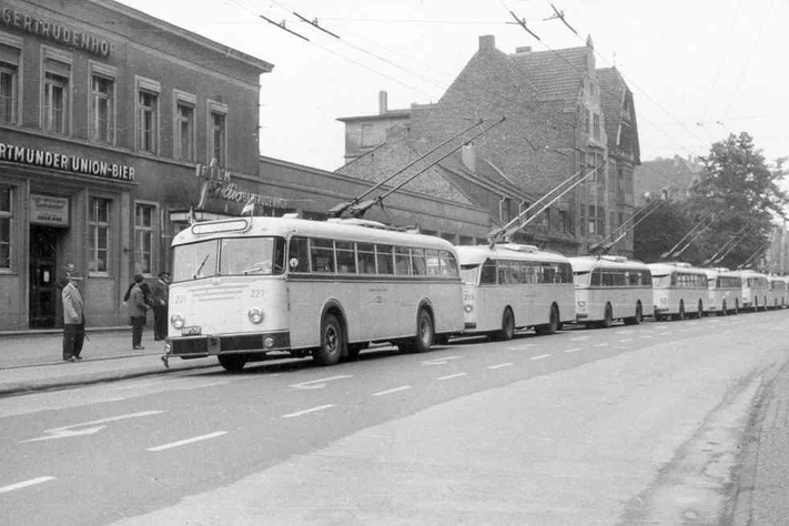 Mehrere Oberleitungsbusse stehen hintereinander aufgereiht auf einer Straße