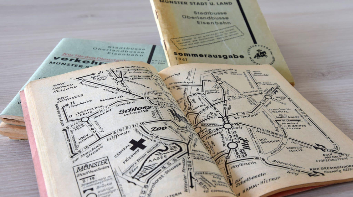 Foto des aufgeschlagenen Fahrplanbuchs 1967 mit Liniennetzplan