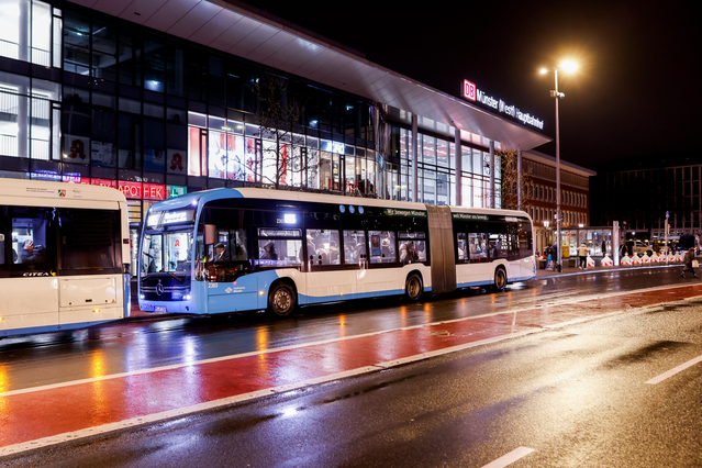 Ein moderner Elektrobus der Stadtwerke vor dem Hauptbahnhof Münster