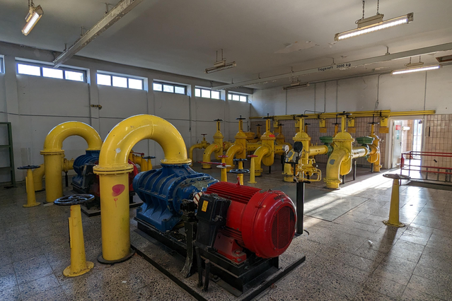 In der alten Gasregler- und Transformatorenstation des Gasometers stehen verschieden Pumpen und Rohre