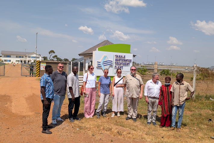 Eine Menschengruppe steht vor dem Wasserwerk in Tamale in Ghana.