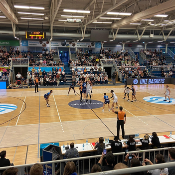 In der Halle Berg Fidel in Münster wird Basketball gespielt.