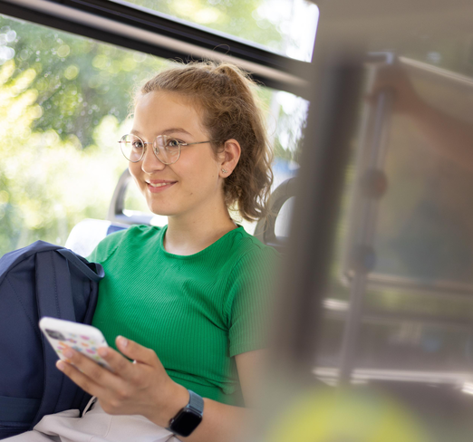 Junges Mädchen sitzt im Bus.