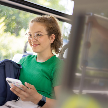 Junges Mädchen sitzt im Bus.