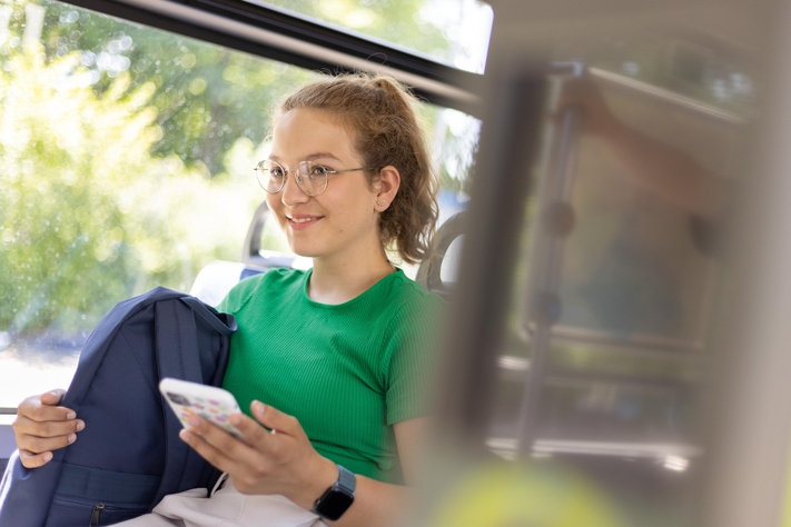 Junges Mädchen sitzt im Bus.