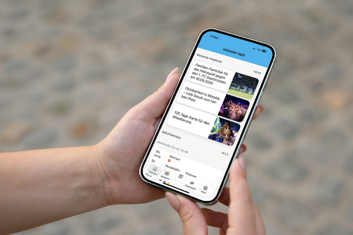Ein Smartphone wird in den Händen einer Person gehalten.