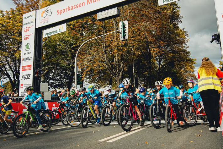 Beim Kids-Cup fahren die älteren Kinder um die Wette (Foto: Münsterland-Giro/Nils Eden)