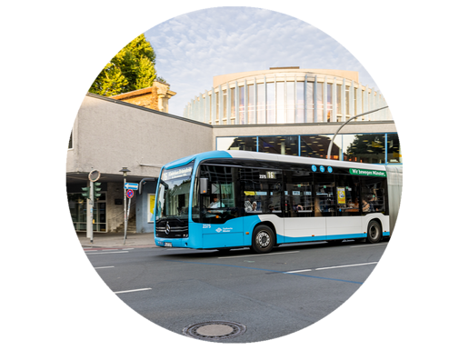 Bus biegt in eine Straße ab.