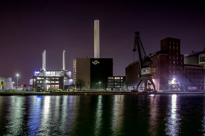 Kraftwerk bei Nacht