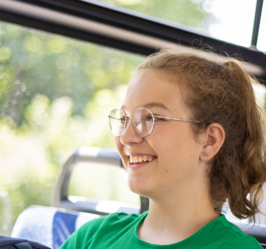 Junges Mädchen sitzt im Bus.